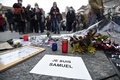 フランス・ストラスブールで、殺害された歴史教師のサミュエル・パティさんを追悼して路上に置かれた「私はサミュエル」と書かれたプラカードや花（2020年10月18日撮影）。(c)FREDERICK FLORIN / AFP
