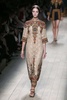 フランス・パリ市内で発表された「ヴァレンティノ（VALENTINO）」14年春夏コレクション（2013年10月1日撮影）。(c)AFP/PATRICK KOVARIK