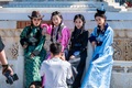 塞上老街歴史文化街区で民族風の写真を撮影する観光客。（フフホト＝新華社配信）