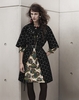 「マルニ アット H&amp;M（MARNI at H&amp;M）」ウィメンズコレクション。ワンピース1万1990円、コート1万3990円、ベルト999円。(c)H&amp;M/Josh Olins