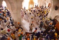 インド北部アムリツァル（Amritsar）にあるシーク教の総本山「黄金寺院（Golden Temple）」で、衝突するシーク教徒たち（2014年6月6日撮影）。(c)AFP/NARINDER NANU