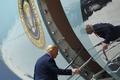 米フロリダ州マイアミのマイアミ国際空港で、大統領専用機エアフォースワンに乗り込むドナルド・トランプ大統領（2020年7月10日撮影）。(c)SAUL LOEB / AFP