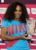 女子テニス、カタール・トータル・オープン（Qatar Total Open 2013）は15日、カタールのドーハ（Doha）でシングルス準々決勝が行われ、大会第2シードのセレーナ・ウィリアムス（Serena Williams、米国）は3-6、6-3、7-5で第7シードのペトラ・クヴィトバ（Petra Kvitova、チェコ）を下し、準決勝進出を果たした。

世界ランク1位を獲得し、試合後WTAにトロフィーを授与されるセレーナ・ウィリアムス（2013年2月15日撮影）。(c)AFP/AL-WATAN DOHA/KARIM JAAFAR