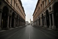 新型コロナウイルスの影響で人けがないイタリア北部トリノ（2020年3月16日撮影、資料写真）。(c)MARCO BERTORELLO / AFP