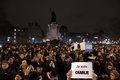 仏パリ（Paris）のレピュブリック広場（Place de La Republique）で、武装した男らによる風刺週刊紙シャルリー・エブド（Charlie Hebdo）本社襲撃事件の犠牲者を追悼するため集まり、「私はシャルリー」と仏語で書かれたプラカードを掲げる人々（2015年1月7日撮影）。(c)AFP/JOEL SAGET