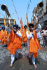 インド北部のアムリツァル（アムリツァル）で、シーク（Sikh）教第5代グル（指導者）アルジュン（Arjun Dev）の生誕445年周年の祝祭前日に、Lohgarh Sahib GurdwaraからSantokh Sar Gurudwaraに聖典パルキ・サーヒブ（Palki Sahib）を運ぶシーク教徒ら（2008年5月1日撮影）。(c)AFP/NARINDER NANU