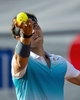 男子テニスのラファエル・ナダル（Rafael Nadal、スペイン）が5日、VTRオープン（VTR Open 2013）で7か月ぶりの実戦復帰を果たし、アルゼンチンのフアン・モナコ（Juan Monaco）と組んだ男子ダブルス1回戦で勝利を収めた。

サーブトスを上げるラファエル・ナダル（2013年2月5日撮影）。(c)AFP/MARTIN BERNETTI
