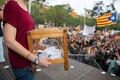 スペインからの独立の是非を問う住民投票が予定されているカタルーニャ州の州都バルセロナで、政府による投票阻止の構えに抗議する学生デモの中、象徴的な投票箱を持って立つ少女（2017年9月28日撮影）。(c)AFP/Josep LAGO