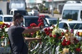 ベラルーシ首都ミンスクで、抗議デモ参加者が死亡した場所に献花する男性（2020年8月11日撮影）。(c)Sergei GAPON / AFP