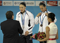 北京五輪シンクロナイズドスイミング最終予選のデュエットで3位に入り表彰式に臨む日本の原田早穂（右）と鈴木絵美子。（2008年4月18日撮影）(c)AFP/PETER PARKS