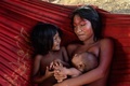 ブラジル・アマパ州の先住民ワイアピの保護区に暮らすメリ・ワイアピさんと子どもたち（2017年10月14日撮影）。(c)AFP/Apu Gomes