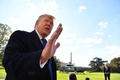 米首都ワシントンのホワイトハウスを出発前に記者らと話すドナルド・トランプ大統領（2019年11月8日撮影）。(c)Nicholas Kamm / AFP