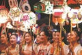 黟県宏村でランタンを手にしてパレードを行う女性たち(提供写真)。(c)CNS