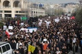 イラン首都テヘランで「米国の犯罪」に抗議する人々（2020年1月3日撮影）。(c)ATTA KENARE / AFP