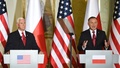 ポーランドのワルシャワで共同記者会見をするアンジェイ・ドゥダ大統領（右）とマイク・ペンス米副大統領（2019年9月2日撮影）。(c)Janek SKARZYNSKI / AFP