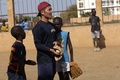 アフリカ西部セネガル首都ダカールのワッカムで、子どもたちに野球を教える小川龍馬さん（2016年7月13日撮影）。(c)AFP/SEYLLOU