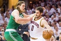 14-15NBAプレーオフ1回戦（7回戦制）、クリーブランド・キャバリアーズ対ボストン・セルティックス。ボストン・セルティックスのケリー・オリニク（左）にドライブを仕掛けるクリーブランド・キャバリアーズのケビン・ラブ（2015年4月21日撮影）。(c)AFP/Getty Images/Jason Miller