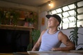 ブラジルのミナスジェライス州ベロオリゾンテ郊外のファベーラにある「ビルディング・オブ・ザ・イヤー2023」を受賞した家と住人のカドゥ・ドスアンジョスさん（2023年2月24日撮影）。(c)Douglas MAGNO / AFP