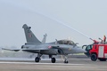 就役式典で消防車の記念放水を受ける戦闘機「ラファール」。インドのアンバーラ空軍基地で（2020年9月10日撮影）。(c)Prakash SINGH / AFP