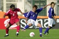 U21トゥーロン国際大会（International Under 21 Festival of Toulon）でトルコの選手とボールを競る長谷部誠（Makoto Hasebe、2003年6月13日撮影）。(c)AFP/ERIC ESTRADE