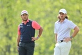 男子ゴルフのメジャー第2戦、第105回全米プロゴルフ選手権2日目。14番グリーンに臨む松山英樹（左）とトミー・フリートウッド（2023年5月19日撮影）。(c)Michael Reaves/Getty Images/AFP