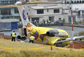 エクアドルの首都キト（Quito）のマリスカル・スクレ（Mariscal Sucre）空港で、滑走路を外れる事故を起こした同国のIcora航空の旅客機（2008年9月22日撮影）。(c)AFP/Rodrigo BUENDIA