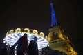 仏パリで、ロシアのウクライナ侵攻開始から1年を翌日に控え、ウクライナ国旗色にライトアップされたエッフェル塔（2023年2月23日撮影）。(c)Ludovic MARIN / AFP