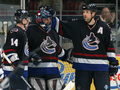 写真は、試合に勝利しチームメイトの%%Alexandre Burrows%%、トレバー・リンデン（%%Trevor Linden%%、右）と喜び合うカナックスのゴーリー、ロベルト・ルオンゴ（%%Roberto Luongo%%、中）。(c)AFP/Getty Images Jeff Vinnick