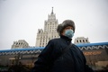 ロシア・モスクワ中心部で、マスクを着用した人（2020年12月24日撮影）。(c)Natalia KOLESNIKOVA / AFP