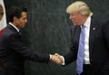 メキシコの首都メキシコ市で会談後に握手するエンリケ・ぺニャニエト大統領（左）とドナルド・トランプ氏（2016年8月31日撮影）。(c)AFP/YURI CORTEZ