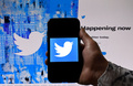 携帯電話の画面に映し出されたツイッターのロゴ（2022年4月26日撮影、資料写真）。(c) Olivier DOULIERY / AFP