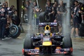 13F1第19戦ブラジルGP（Brazilian Grand Prix 2013）予選。ピットを後にするレッドブル（Red Bull）のセバスチャン・ベッテル（Sebastian Vettel、2013年11月23日撮影）。(c)AFP/Nelson ALMEIDA