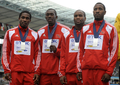 第12回世界陸上ベルリン大会（%%12th IAAF World Championships in Athletics Berlin%%）男子4×100メートルリレー決勝。ジャマイカが37秒31の大会新記録で優勝した。37秒62でトリニダード・トバゴが2位に、38秒02で英国が3位に入った。日本は38秒30で4位に入り、惜しくもメダル獲得を逃した。

　ウサイン・ボルト（%%Usain Bolt%%）は、第3走者としてジャマイカの金メダル獲得に貢献し、%%北京五輪%%に続き世界選手権でも短距離（100メートル、200メートル、4×100メートルリレー）3冠に輝いた。写真は表彰台でポーズをとるトリニダード・トバゴの（左から）ダレル・ブラウン（%%Darrel Brown%%）、マルク・バーンス（%%Marc Burns%%）、エマニュエル・カランダー（%%Emmanuel Callander%%）、リチャード・トンプソン（%%Richard Thompson%%）。（2009年8月23日撮影）(c)AFP/JOHN MACDOUGALL