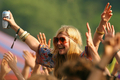 2007年6月23日、サマセット（Somerset）のピルトン（Pilton）で開催されている「グラストンベリー・フェスティバル（Glastonbury Festival）」で、英バンドのベイビーシャンブルズ（Babyshambles）の演奏に合わせて盛り上がる観客。(c)AFP/CARL DE SOUZA