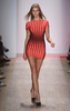 ニューヨーク市内で発表されたエルベ・レジェ バイ マックスアズリア（Herve Leger By Max Azria）の09年春夏コレクション（2008年9月7日撮影）。(c)AFP/Getty Images/Scott Gries
