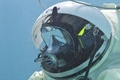 欧州宇宙機関（European Space Agency、ESA）は無重力状態と似たような感覚が得られるとして、宇宙服を着た状態での潜水訓練を行っている。

この訓練はESAと潜水専門会社、仏コメックス（Comex）、さらにアポロ11号（Apollo XI）の打ち上げに使われたエンジンを深海から回収したプロジェクト・チームなどの協力により実施されている。

写真は仏南部マルセイユ（Marseille）にあるプールで宇宙服を着て訓練を行うエルベ・ステブナン（Herve Stevenin）さん（2013年9月2日撮影）。(c)AFP/BORIS HORVAT