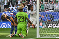サッカーアジアカップ、グループD、イラク対日本。2失点目を喫したGK鈴木彩艶（中央手前、2024年1月19日撮影）。(c)HECTOR RETAMAL / AFP