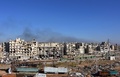 シリア北部アレッポの反体制派の支配地区から市民、反体制派の戦闘員やその家族の退避が進む中、道路に並んだバスを撮った写真（2016年12月15日撮影）。(c)AFP