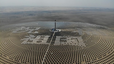 1万枚の集熱パネルが作る「祝福」の文字 甘粛・敦煌