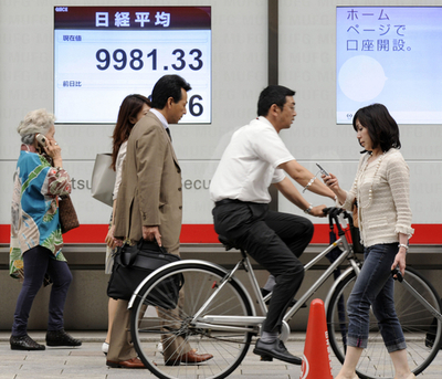日経平均、一時1万円上回る　8か月ぶり