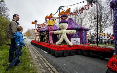 オランダ、花の名産地のフラワーパレード