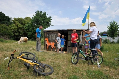 弾薬箱をリサイクル「子ども秘密基地」 ウクライナ