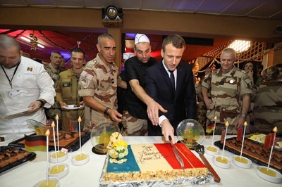 マクロン大統領、バルカン作戦のフランス兵らと「クリスマスディナー」