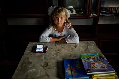 聞こえるのは砲撃音…リモートで授業再開 ウクライナ南部