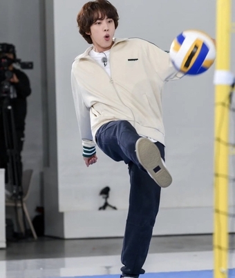 BTSのJINが着たら1.5万枚売れた – KOREA WAVE