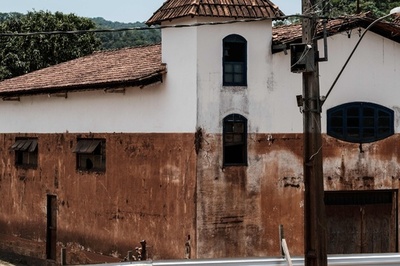ブラジル鉱山ダム決壊事故から1年、今も残る泥流の痕