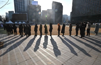 韓国、新規感染者10万人超でも規制緩和