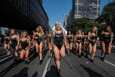 ブラジル「美尻」コンテスト、州代表が勢ぞろい 左脚切断モデルも