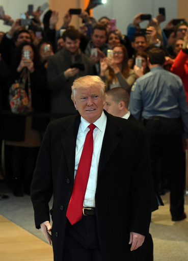 トランプ氏がNYタイムズ紙本社訪問、関係修復アピールか