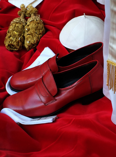 18世紀から続く伝統の祭服、「ガンマレッリ」 次期法王を待つ